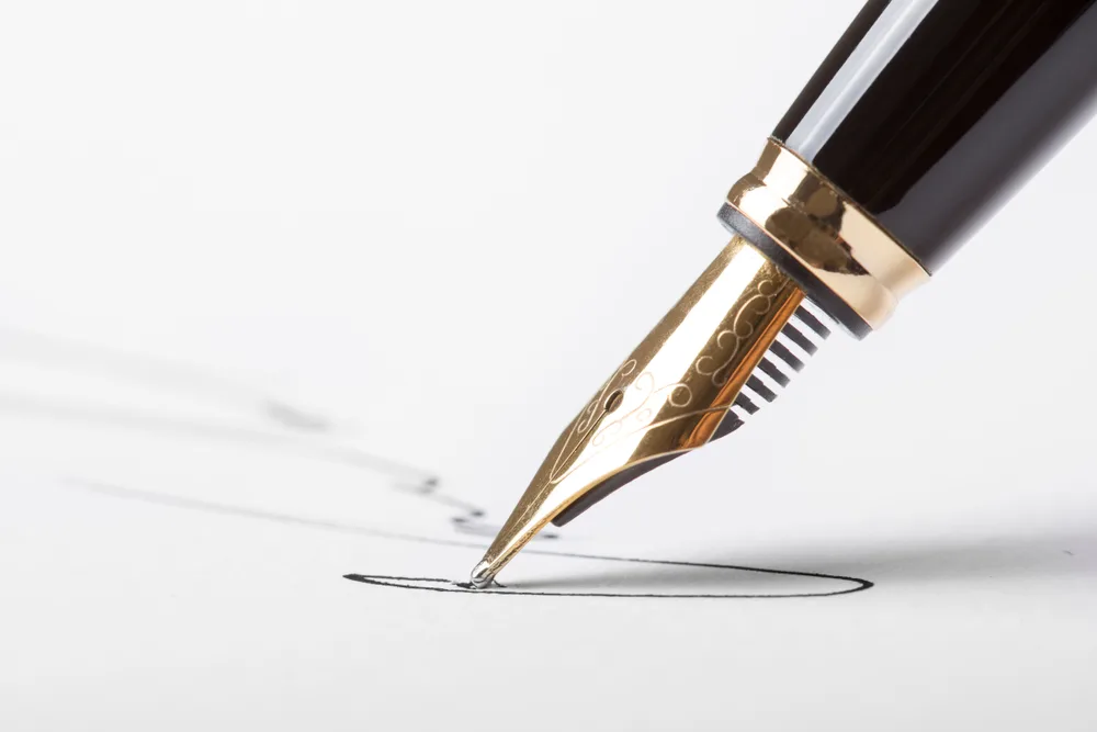 Stylo-plume posé sur une feuille de papier à lettres