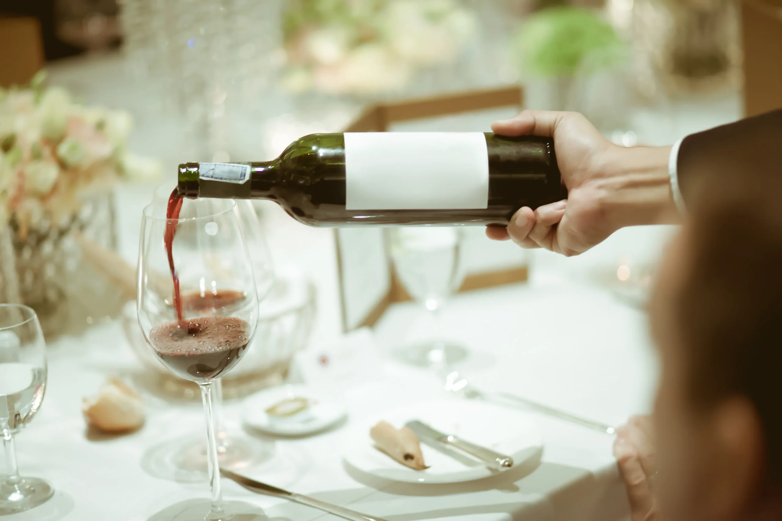 Sommelier versant du vin rouge dans un verre
